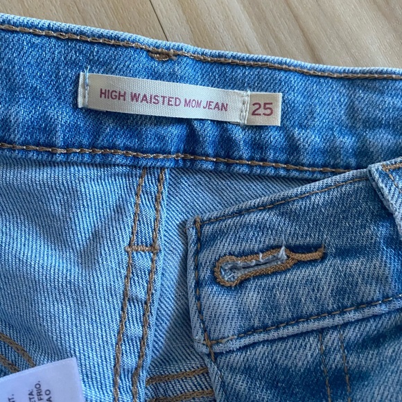 Levi’s denim / high waisted mom fit - Picture 5 of 7